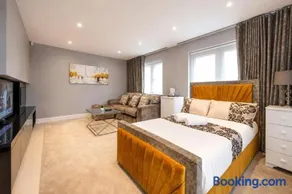 Room E Luxury Room Stay in Batley - Image 4