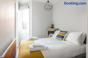 Bright 1 Bedroom Flat Minutes from the Beach and Trains - Image 3