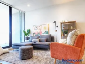 DS1002 - 2B2B Spacious Carnegie Penthouse Free Parking 2 bed 2 bath Top Floor 5mins to Chadstone Shopping centre Monash Uni 1min Carnegie railway - Image 2
