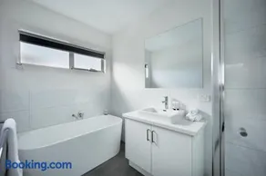 Luxury Pet-Friendly 4BR Home Walk to Beach - Image 4
