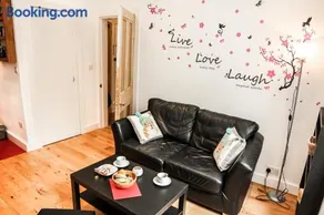 Chic & bright flat near Holyrood Park - Image 4