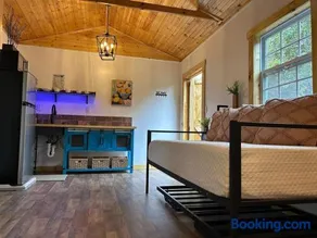 Comfortable Cabin in town - Image 4