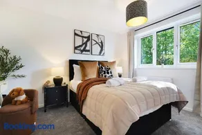 Modern 3BR Brompton Court Wi-Fi By Stay with Us - Image 2