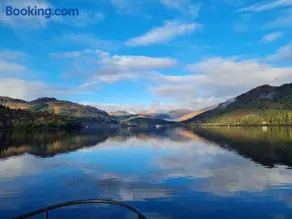 Superb Loch Side Apartment with Sea & Sunset Views - Image 4