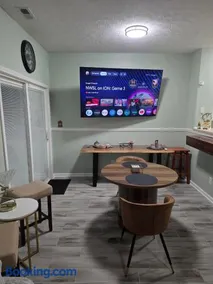2-bedroom apartment in tranquil Indianapolis with AC comfort - Image 1