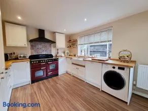 Charming 3-Bed Home in Quaint Lincolnshire Village - Image 3