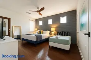 Modern 2-Story Cowboy Pool Retreat Mins to Downtown, UT Football, ACL, F1 - Image 3