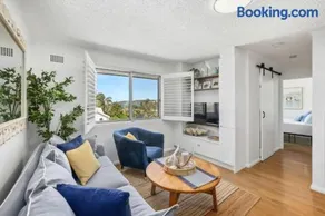 Beautiful 2 Bed Apt Walk 5mins Beach 3mins Village - Image 1