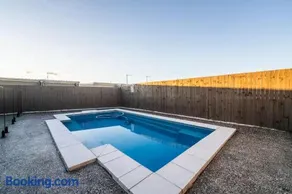 Modern Family Retreat in Ripley Pool & Relaxation - Image 4