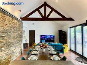 6 Bedroom Bungalow Ascot Racecourse LegoLand Windsor Castle 75" TV - Image 1