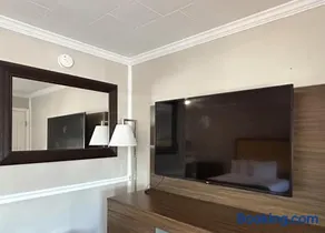 The Burgundy Inn Hotel and Apartments - Image 2