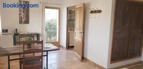 "Les Lauriers" chambre indépendante climatisée avec terrasse et parking privée - Image 3
