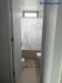 Habitación con baño privado, con una vista espectacular a la playa Cavancha - Image 3