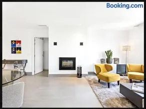 Puerto Banus luxury apartment located in harbor - Image 5