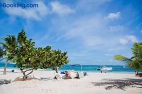 STEPS TO THE BEACH 2 Stunning condo 4 min walk to Bibijagua Beach and Catamarans - Image 1