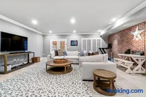 Luxury 3-Level Townhome Minutes to Annapolis - Image 2