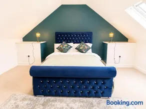 The Racecourse - 3BR Townhouse, Heart of Town, Garden Patio, Sleeps 6 - Image 4