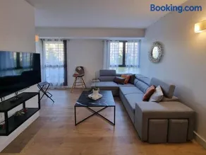 Spacious 8-Guest Apartment with 3 Suites & Garage - Image 2