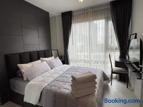 Luxurious Downtown condo w/train access - Image 3