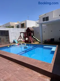 Casa completa, 4 dormitorios, 7 camas dobles, 4 sofá cama, 3 baños 1 en planta baja, cocina equipada, consola Arcade, asador, juguetes para niños, plancha, secadora, cafetera, etc, fraccionamiento privado, zona de vías rápidas y toallas - Image 2