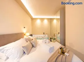 Jacuzzi Luxury 2-Bedroom Apartment Iseo Piazza Garibaldi - Terrace & AC - Image 2