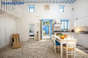 Traditional Villa with Jacuzzi & Terrace Mandarin Home - Image 1