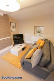 Large clifton one bed flat and parking - Image 4