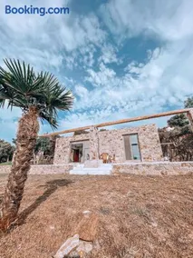 Stone built house next to the beach - Image 2