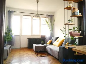 Sunny Downtown Apartment for 4 - Image 1