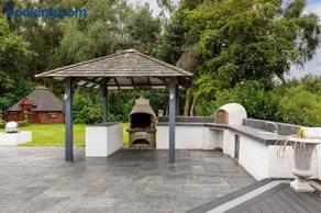 Large Boutique Pool House with Hot Tub, Knutsford - Image 5