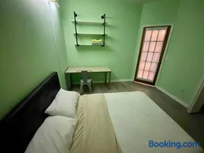 Modern 2-Bedroom Apartment with Private Pool and Balcony in Wilmington - Image 2