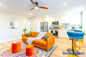 Elegant Urban Escape - 2 Bedrooms, 1 king Bed and 1 Queen Bed, Gated Private Entrance and Parking - Image 2