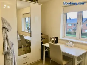 Deluxe Double Bedroom in Wokingham - Image 4