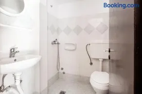#13 One Bedroom Apartment With Kitchenette - Image 3