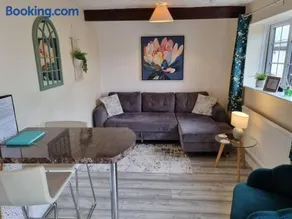 Little Park Holiday Homes Self Catering Cottages 1 & 2 bedrooms available close to Tutbury Castle - Image 3
