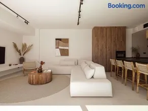 Villa Yoma- Luxury Villa with Heated Pool - Image 3