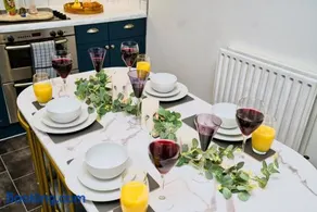Spacious 4 Bed Detached with Free Parking Sleeps 11 - Image 3