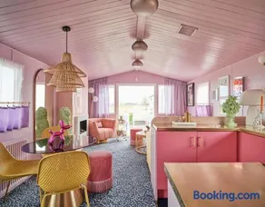 Fun Barbie Inspired, 6 Berth Caravan - Camber Sands Holiday Park, near the Beach - Image 2
