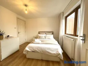 Private room with en-suite and parking in shared flat - Image 3