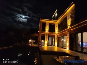 Stone Villa in the Pines Special Pool Garden BBQ and Jacuzzi for Two Families - Image 4