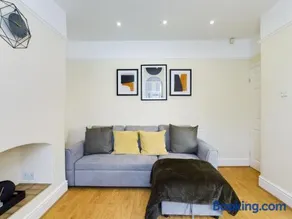 Modern 5 Bedroom House Near Lark Lane - Image 5
