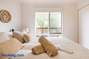 Cozy Home 5 mins drive to Peninsula Hot Springs with Free Parking and Fast Internet - Image 3
