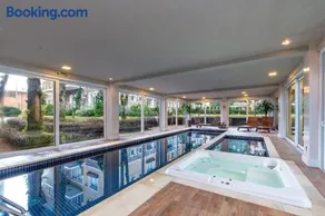 Alto Padrão com lareira, piscina e vista incrível - Image 1