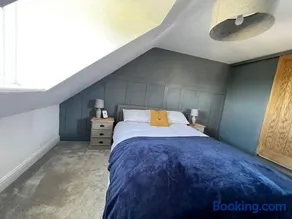 Boutique 2 storey home nr centre - Image 2