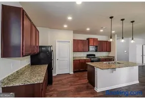 Luxury Room In McDonough - Image 3