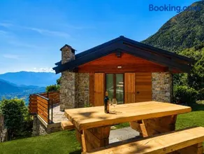 SkyWood Chalet, Panoramic Mountain and Lake Views - Image 1