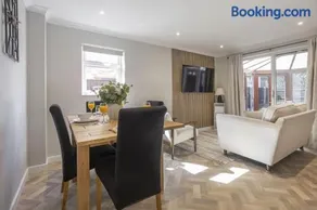 Stylish Home in Gloucester with Parking for Two - Image 4