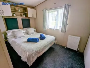 Hot Tub Getaways The Oakley 8 berth caravan with hot tub and quiet setting - Image 5