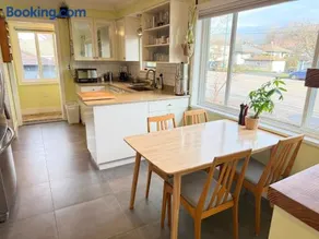 The Orange Door Bungalow- 2-BR w private yard, walkable to cafes & restaurants, 10 min to DT - Image 5