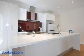 3BR 2 BTH No Stairs Aircon Big Athelstone Home - Image 3